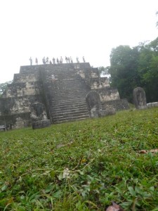 Leute auf Pyramide im Nebel