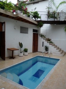 Pool in Honda - unser Zimmer links